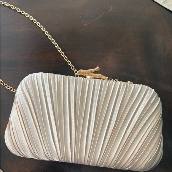 Elegant Cream Clutch with Gold Chain - Picture 6 of 8